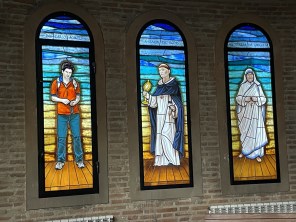 복자 카를로 아쿠티스와 성 시몬 데 로하스와 콜카타의 성녀 데레사_photo by Daquella manera_in the Church of the Assumption of Our Lady in Madrid_Spain.jpg